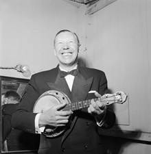 Porträtt på Georg Formby med en banjo på Nöjesfältet, där han uppträdde samma kväll