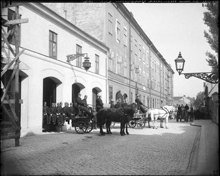 Hästdragna vagnar framför Katarina brandstation.