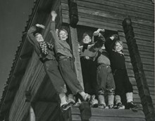 Tyresta: Glada gossar från Tyrseta skolläger 1946