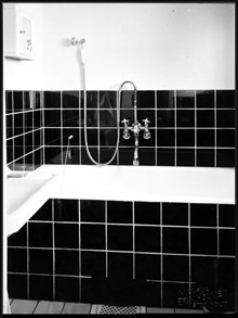 Badrum med inbyggt badkar i hustyp IV i kvarteret Enskede gård 17 i Enskede småstugeområde
