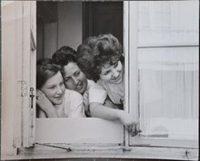 Barnsköterskor hos Föreningen Barnavärn tittar ut genom ett fönster