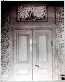 Interiör med dörr och målat dörröverstycke, Adolf Fredriks torg 1