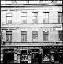 Hamngatan 34. Fasaddel med skyltar, Rudolf Thorssons leksaker samt Gamla Tenngjuteriet
