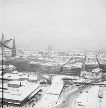 Utsikt från Stadshusets torn i riktning mot Tegelbacken, Vasagatan. Vinterbild