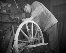 Bland hantverkare i Stockholm: Vagnmakeri - tillverkning av ett hjul (1932)