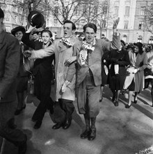 Fredsdagen den 7:e maj 1945 i Stockholm med firande människor på gatan.
