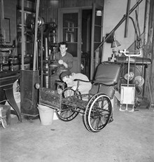 Reparation av rullstol på S:t Görans sjukhus 1951