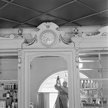 Nordings Parfymeri. Butiksinredning från Hylins butik på Stockholmsutställningen 1897. Snickerier i guld och vitt