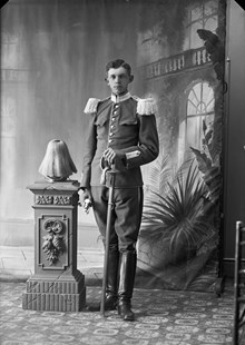 Porträtt av Albin Fager i uniform.