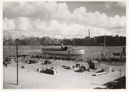 Sveabolagets fartyg Örnen anlöper till kaj vid Norr Mälarstrand.