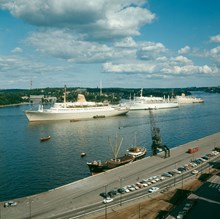 Utsikt från Katarinahissen. Passagerarfartygen Saga- och Oslofjord (Norge), samt Brasil (U.S.A.), för ankar på Strömmen. Fraktbåten Rigon vid kaj
