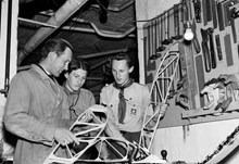 Stockholms Segelflygklubb, SSFK. Segelflyginstruktör Olof Barkman berättar för faluscouterna Stig Bark och Erland Sanner om hur ett glidflygplan är konstruerat.