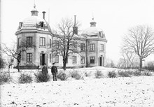 Stora Blecktornet. Malmgård från 1700-talet. 1897-1907 användes gården av socialvården som hem för vanartiga barn (kallades Skolkarehemmet). Dåv. kv. Betet.