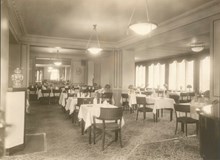Restaurang Pelikan. Interiör av matsalen. Huset revs 1931.