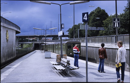 Det är tiden runt slutet på 1970-tal eller början av 1980-talet och folk väntar på perrongen vid Thorildsplans tunnelbanestation på att tunnelbanan ska stanna till så de får kliva på och fara vidare till sin destination. 