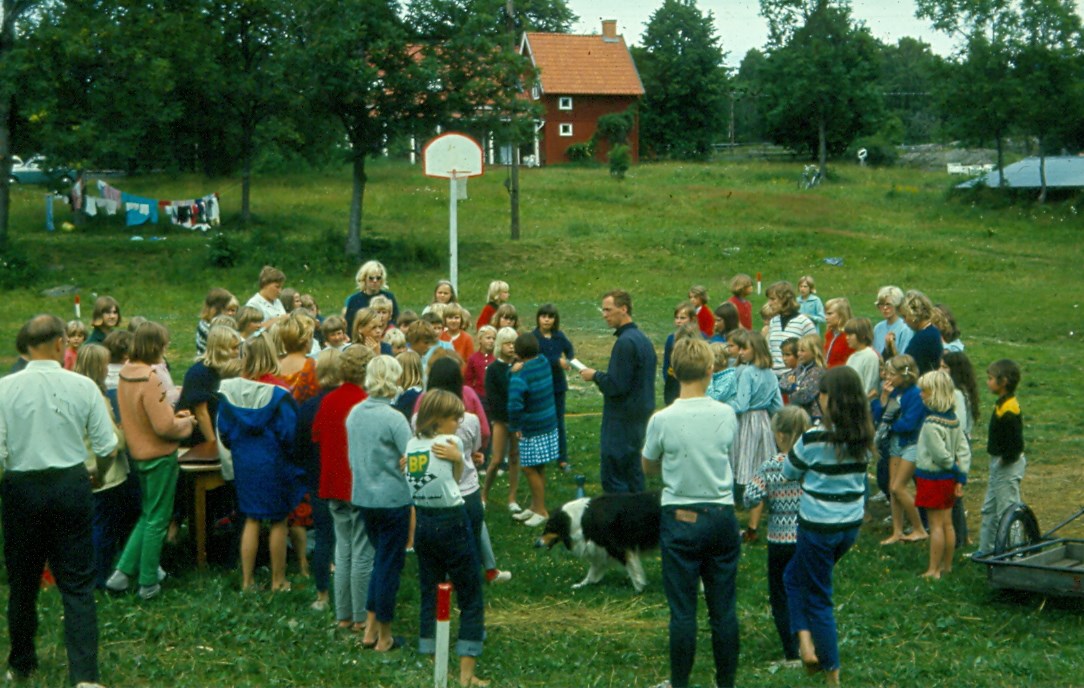 Barnens ö På Gräsplan Framför Mellanstugan På Stugornas Barnkoloni Stockholmskällan 3110