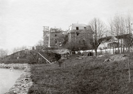 Fotografi av slottet på Waldemarsudde under uppbyggnad år 1904.