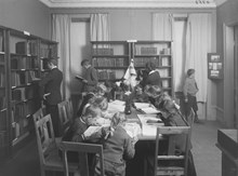 Västmannagatan 63, biblioteksinteriör med barn
