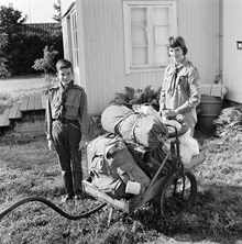 Mats Lindgren och Ingvor Lindgren med packning redo för scoutläger. Rävsnäs