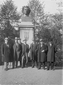 Bellmansbysten vid Bellmansro. Albert Engström, andre fr.v., andre t.h. Emil Norlander