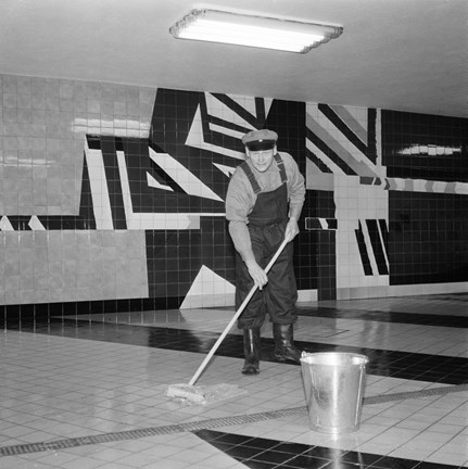 Städare skurar golvet i tunnelbanestion Centralen inför invigningen av den nya stationen den 24 november 1957.
