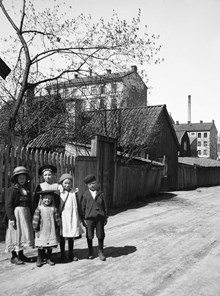 En grupp barn står vid staketet till Stora Mejtens Gränd 9. Ung. vid nuv. Stora Mejtens Gränd 8-10, kv. Stenkolet