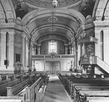 Interiör av Adolf Fredriks kyrka, mot ingången. Före restaureringen