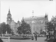 Stockholmsutställningen 1897, Nordiska museet. Arkitekten Isak Gustaf Clason i förgrunden