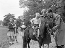 Kungens födelsedag firas på Drottningholm. Prins Carl Gustaf rider på en häst