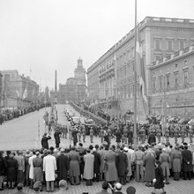 Folksamling på Skeppsbron och Slottsbacken vid Prins Carls begravning 1951