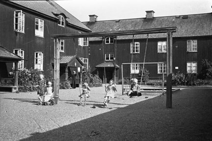 Svartvitt foto Gårdsplan i ett av de bostadshus som revs när Brommadepån byggdes 1942