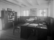 Arkitekt Per Hallman (1869-1941) sittande i sitt arbetsrum