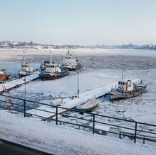 Vy från Skeppsbrons början åt öster över Strömmens is. I förgrunden bogserbåtarna Brita, Tor, Bill och Jarl vid Karl Johansslussen