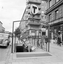Sveavägen, Rådmansgatans tunnelbanenedgång.