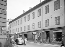 Från hörnet vid Slöjdgatan 2 österut mot Mäster Samuelsgatan 47. Lantbruksakademiens hus med butiker i gatuplanet. Vid byggnaden som skymtar i fonden ligger nu femte höghuset