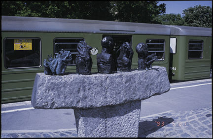 Tunnelbanetåg och en bronsskulptur vid Sockenplans tunnelbanestation år 1993