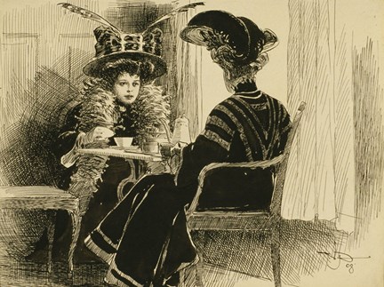 Två kvinnor sitter vid ett kafébord och pratar. Båda kvinnorna har stora hattar med plymer
