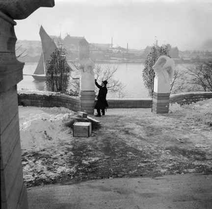 Fotografi av prins Eugen föreställande Carl Milles tillsammans med sina skulpturer av örnar på Waldemarsudde 1909.