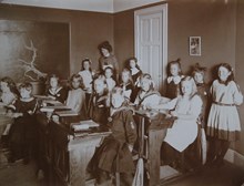 Anna Sandströms skola - flickor i klassrum 1913