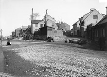 Tulegatan t.v. och Pärlstickaregränden t.h. Fotografiet är taget från Rådmansgatan. Husen revs och gatan försvann 1904