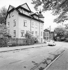 Kv. Blocket 27 i Gröndal. Ormbergsvägen fotograferad mot Utkiksbacken 10.
