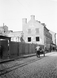 Stora Badstugatan 17-21 norrut. Kvarteret revs 1915 inför Sveavägens framdragande