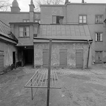 Gårdssidan av Katarina Östra Kyrkogårdsgränd och Mäster Mikaels Gata 2. Västra längan