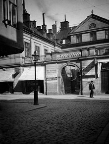 Portal omgiven av skyltar (bl a orgelbyggare A. V. Lundahl), Sankt Paulsgatan 6 B sett från Skaraborgsgatan. Gården revs 1939 för Södergatans framdragning (senare Söderleden)