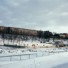 Ishockeyspel på Hjorthagens idrottsplats. Vy åt sydost mot kv. Spåret och Jakten