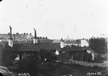 Kungsholmsgatan 21 och 19 från gårdssidan. Motsvarar nu norra delen av Kronobergsparken. Gatupartiet heter Parkgatan sedan 1904. I bakgrunden ses Parkgatan 4. Johannes kyrkas torn i fonden