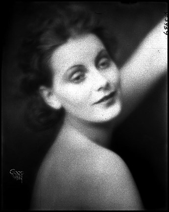 Svartvitt porträttbild av Greta Garbo. Man ser hennes huvud och överkropp. Hon ser inte in i kameran.