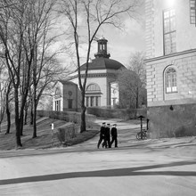 Skeppsholmskyrkan sedd från Svensksundsvägen. Tre flottister passerar