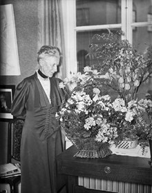 Alice Tegnér med blommor på sin 75-årsdag