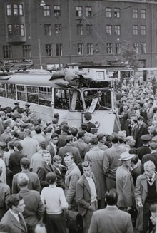 Norra Bantorget. Folksamling kring spårvagn som krockat 1956